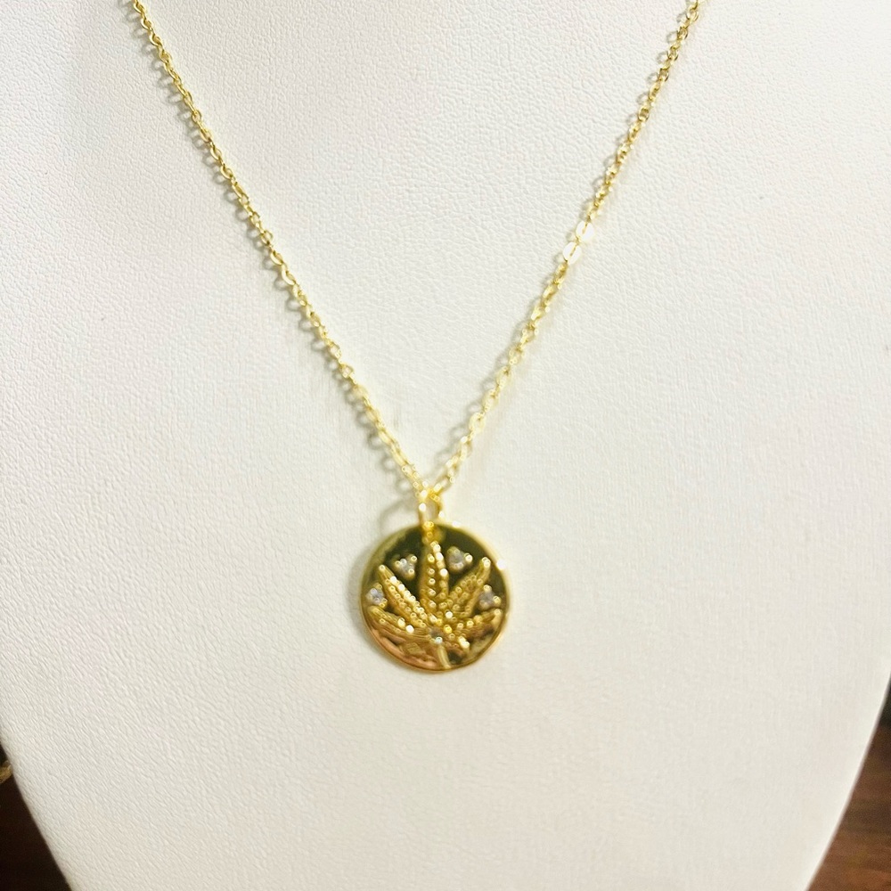 Mariguana plant necklace